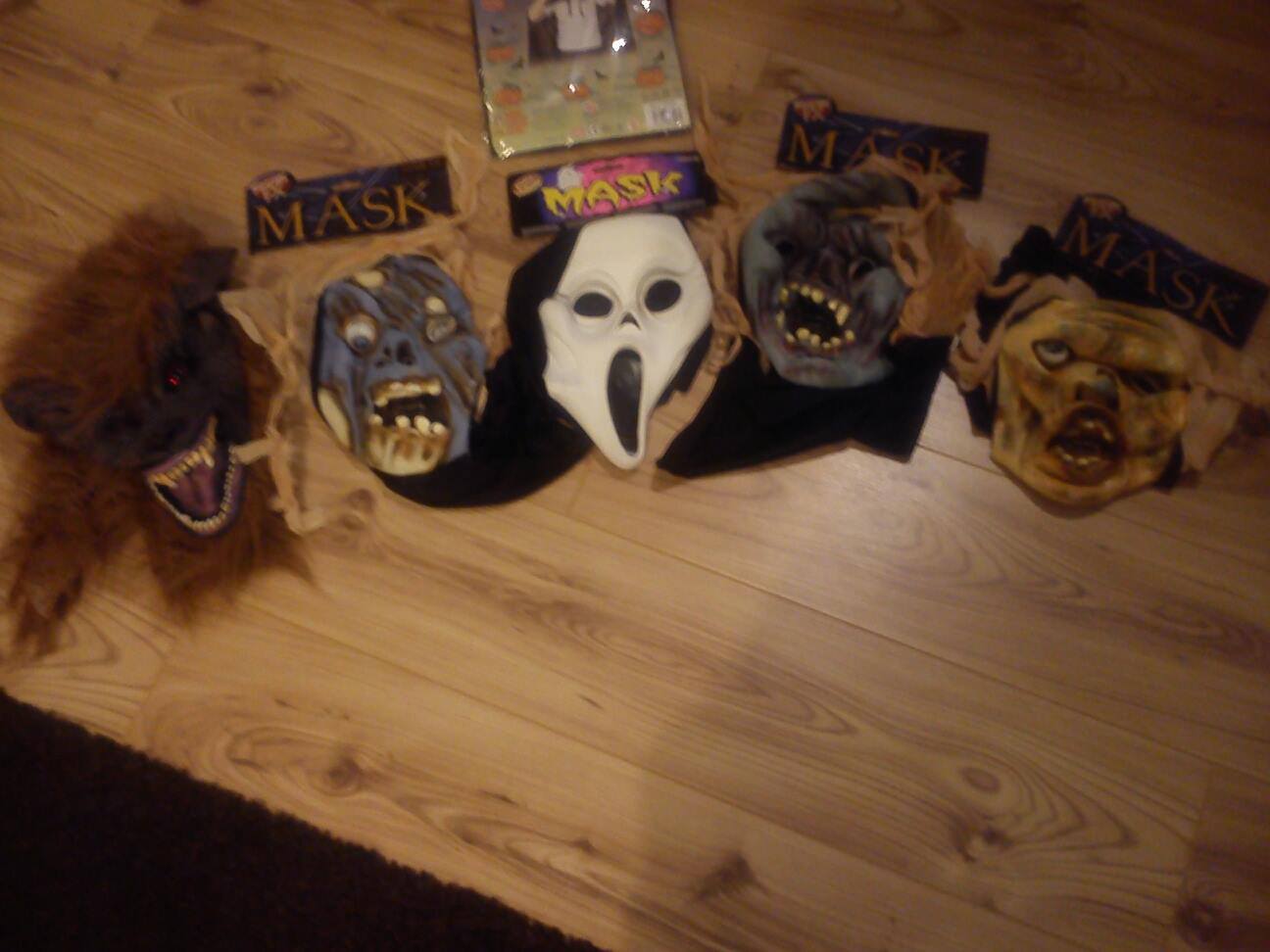 Teen Scream Masks - roller Disco