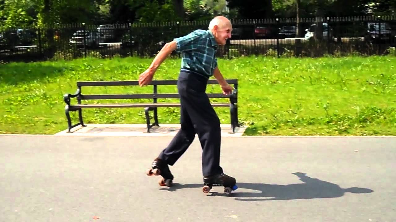 Пожилые мужчины ролики. Старик на самокате. Старик на скейте. Пенсионер на скейте. Дедушка на роликах.